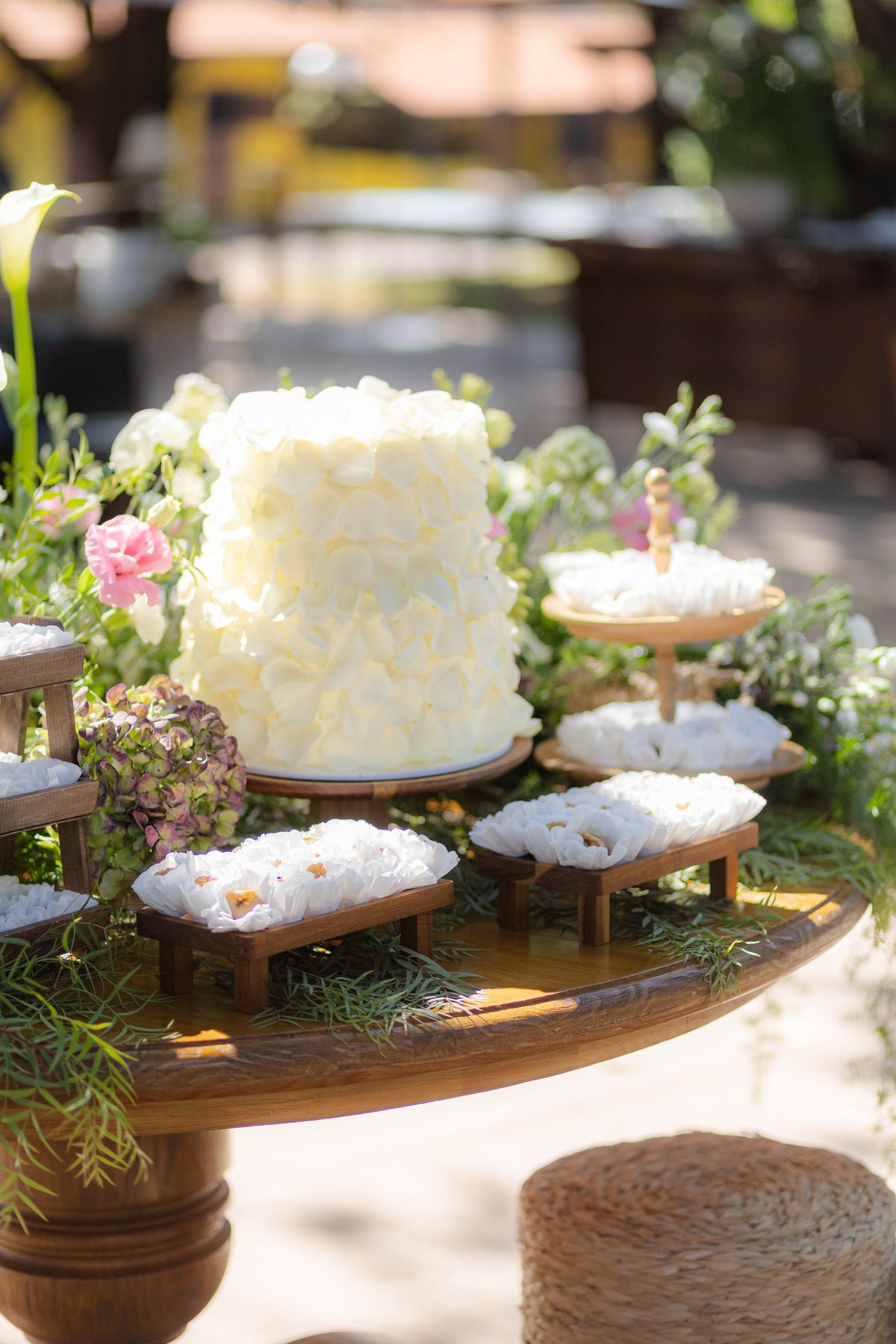 Ensaio de casamento, foto 43: Bolo e flores.
