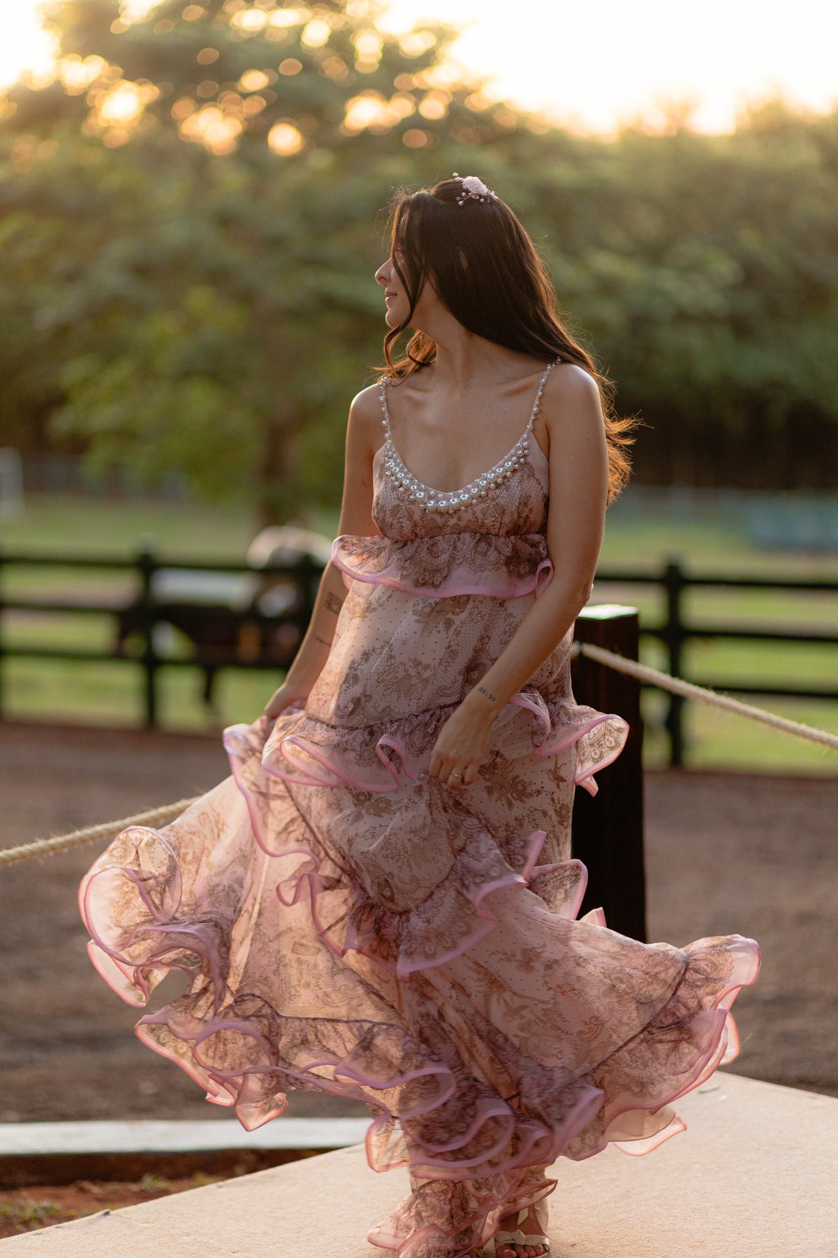 Ensaio de casamento, foto 93: Retrato externo em vestido de noiva.