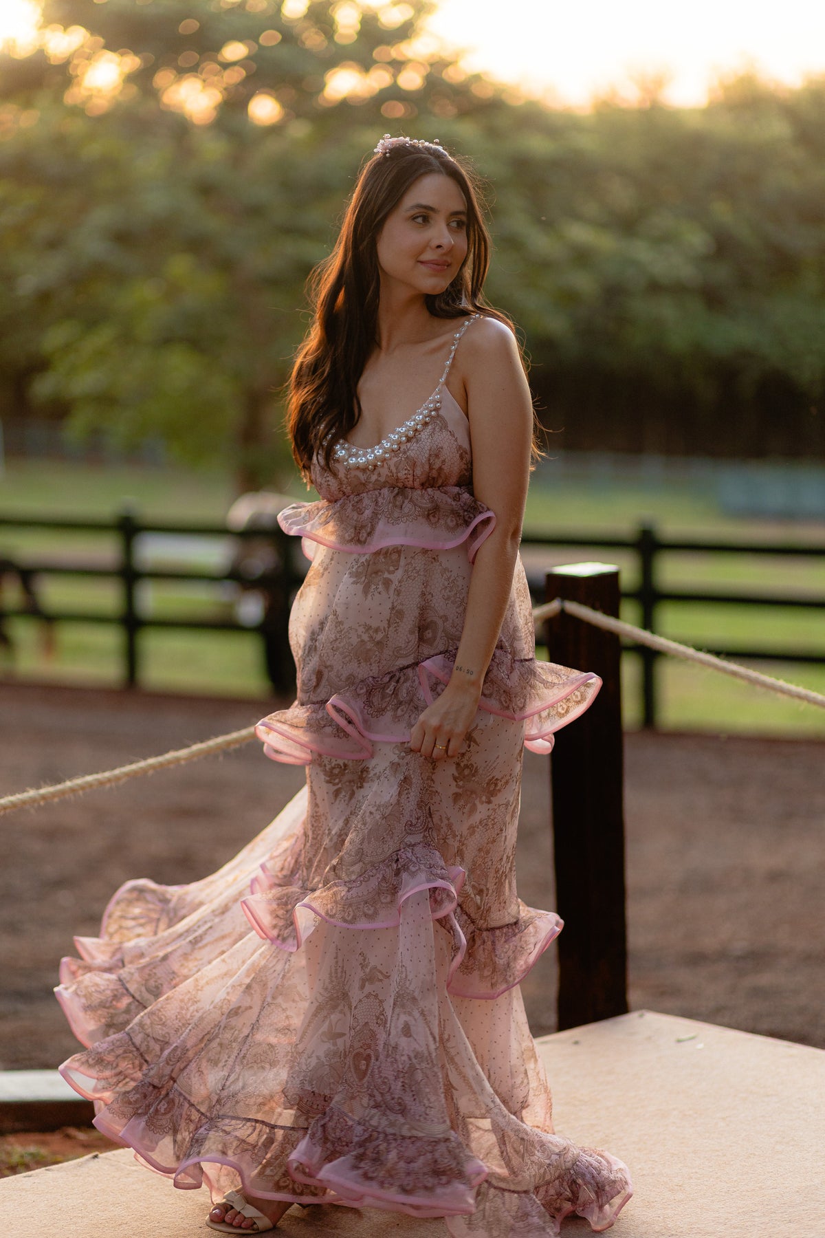 Ensaio de casamento, foto 94: Retrato externo em vestido de noiva.