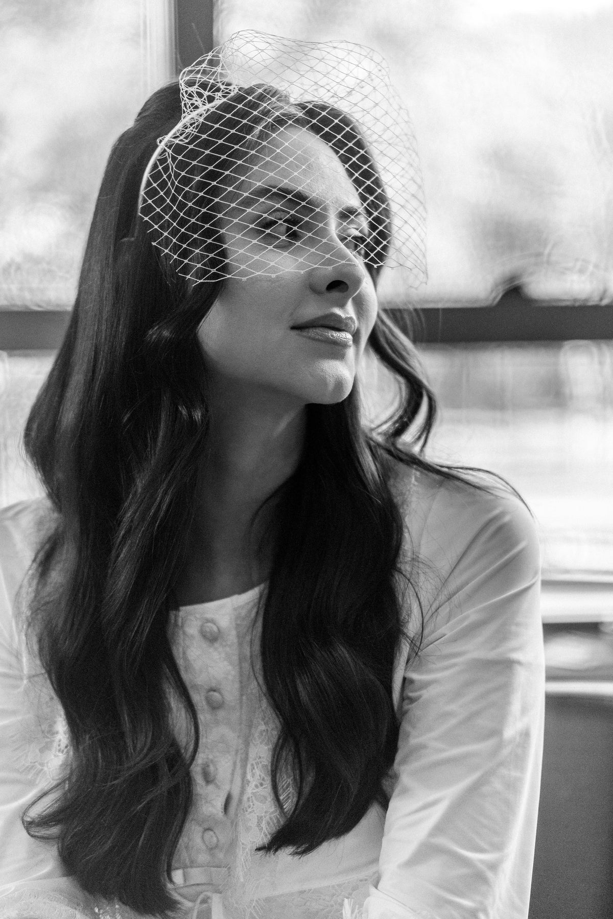 Retrato de Caroline junto à janela, em preto e branco — Caroline Duó