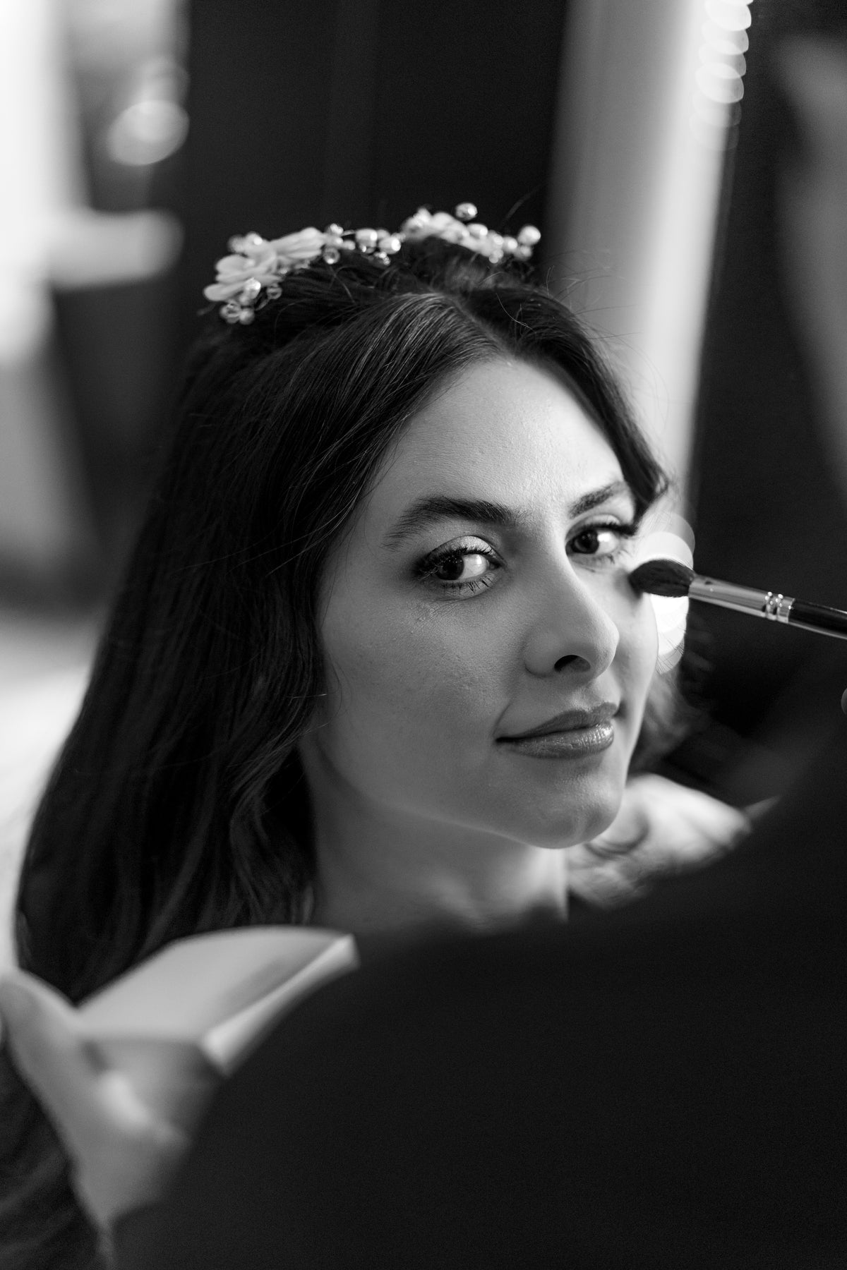 Ensaio de casamento, foto 12: Maquiagem em preto e branco.