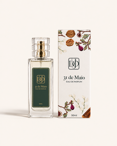Perfume 31 de Maio, frasco e caixa em fotografia de estúdio sobre fundo marfim.
