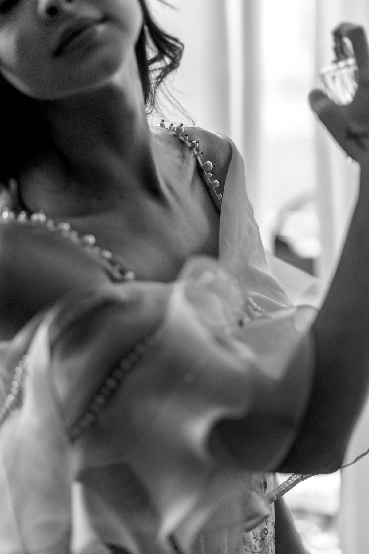 Caroline em um gesto de perfumar, fotografia em preto e branco