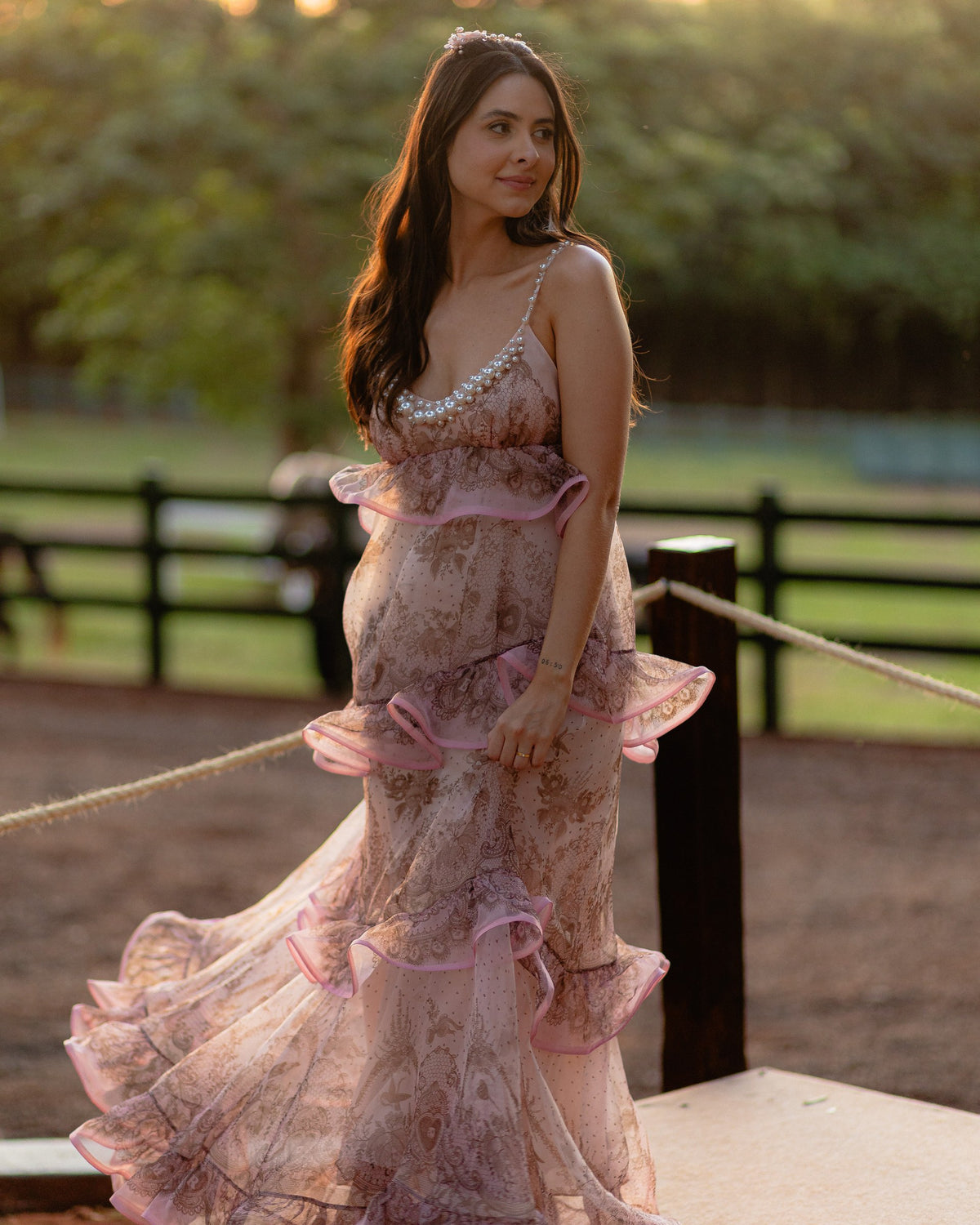 Caroline Duó com vestido rosa à luz do pôr do sol.