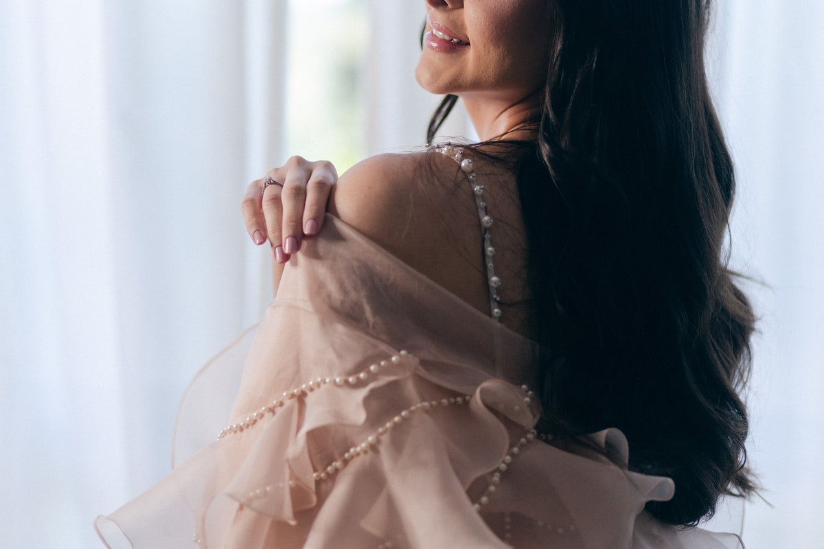 Detalhe de Caroline junto à cortina iluminada — Caroline Duó